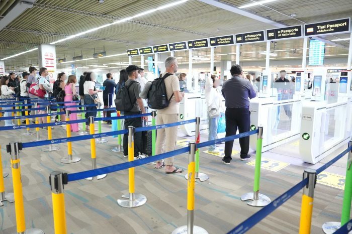 Reisende nutzen die neuen automatisierten Passkontrollschleusen im Abflugbereich des internationalen Flughafens Phuket. Foto: Phuket Airport