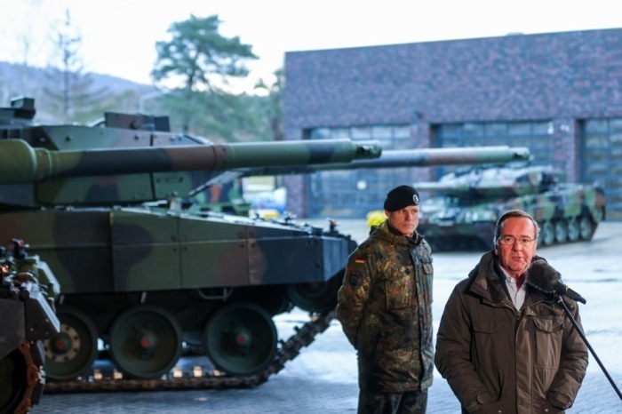 Bundesverteidigungsminister Pistorius besucht die Vorführung des Kampfpanzers Leopard 2. Foto: epa/Friedemann Vogel