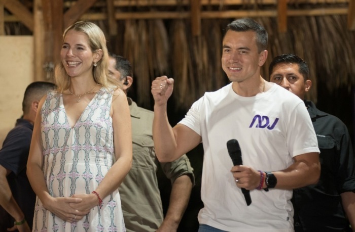 Der Kandidat Daniel Noboa (R) spricht nach seinem Sieg bei den Präsidentschaftswahlen 2023 in Santa Elena zur Presse. Foto: epa/Mauricio Torres