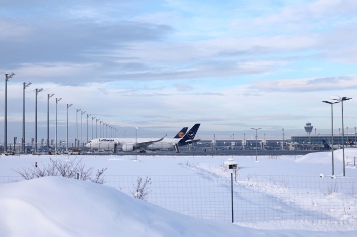 Ein Flugzeug der Lufthansa parkt mitten im Schnee auf dem Flughafen München. Foto: epa/Anna Szilagyi
