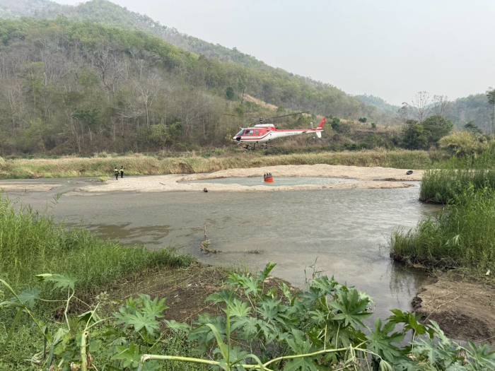 Hubschrauber unterstützen in Mae Hong Son die Bekämpfung von Waldbränden und die Eindämmung der anhaltenden Smogbelastung. Bild: Ministerium für natürliche Ressourcen und Umwelt