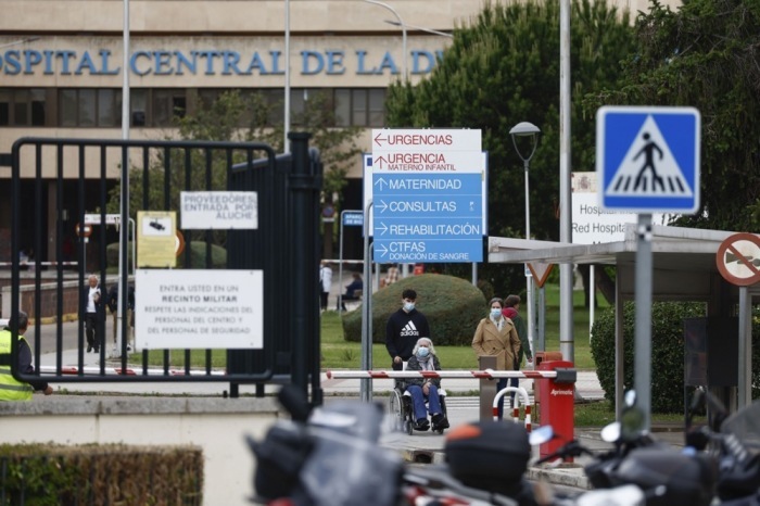 Vor dem Gomez-Ulloa-Krankenhaus in Madrid werden Passagiere der MV Hondius nach einem bestätigten Hantavirus-Fall medizinisch überwacht. Foto: EPA/Rodrigo Jimenez