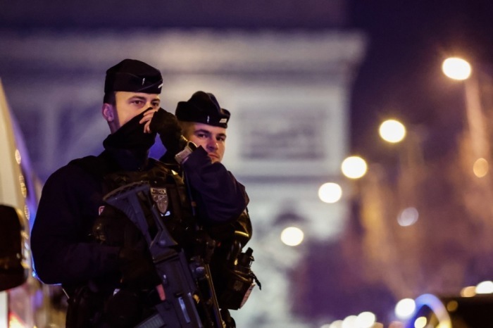 Polizei sichert Champs-Elysees in Paris beim Afrika-Cup-Finale, nachdem Behörden Fanfeiern auf der Prachtstraße verboten haben Foto: EPA/Mohammed Badra