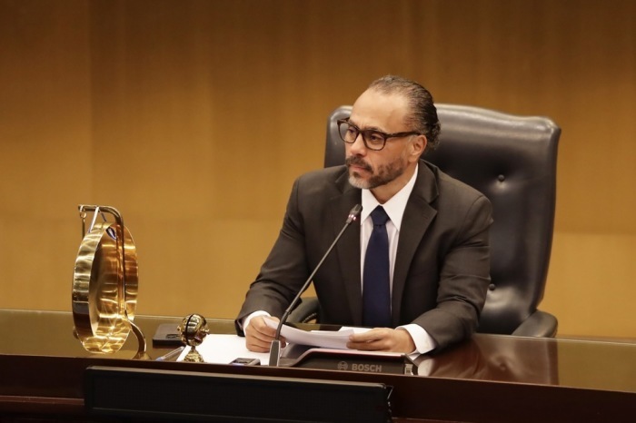Ernesto Castro, Präsident der salvadorianischen Legislativversammlung, spricht während seiner ersten Sitzung als Präsident in San Salvador. Foto: epa/Rodrigo Sura