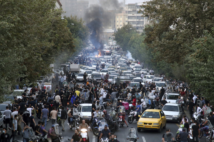 Demonstranten skandieren während eines Protestes in der Innenstadt von Teheran Parolen gegen den Tod der 22-jährigen Iranerin Jina Mahsa Amini. Foto: Uncredited/Ap/dpa