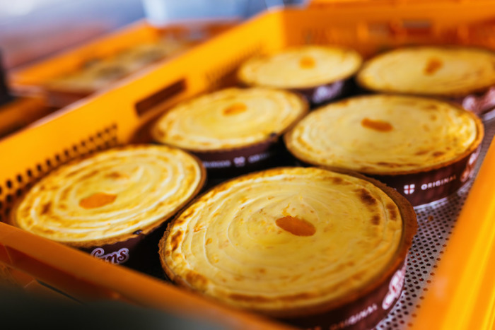 Mandarinen-Käsekuchen für den Verkauf während des Osterwochenendes sind in einem Korb zu sehen. Foto: Philipp von Ditfurth/dpa