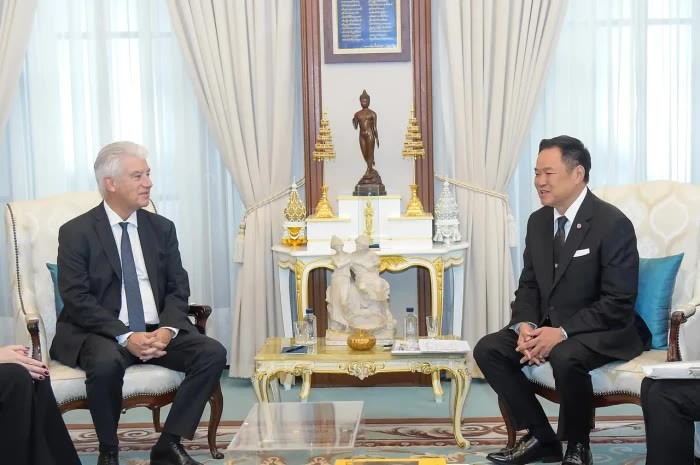 Premierminister Anutin Charnvirakul (r.) empfing den deutschen Botschafter Ernst Wolfgang Reichel (l.) zu dessen Abschiedsbesuch in Bangkok. Foto: Thairath