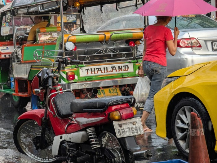 Menschen mit Regenschirmen unterwegs in Bangkok: Der Wetterdienst erwartet in der Hauptstadt sowie in vielen weiteren Regionen Thailands Gewitter, Starkregen und starke Windböen. Foto: Rafael Ishkhanyan/Unsplash