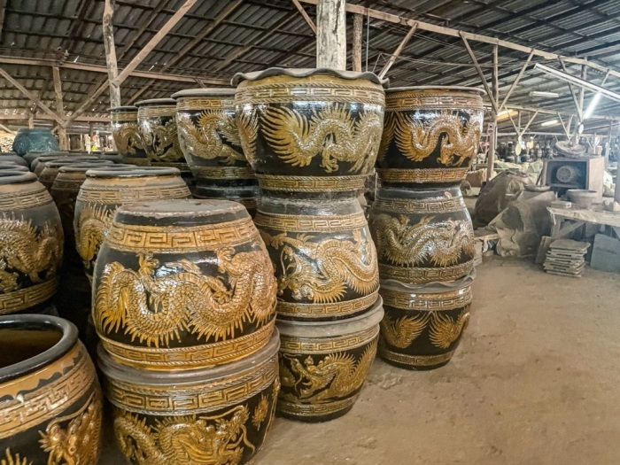 Die Drachen-Töpfe aus Ratchaburi waren einst zentrale Wasserspeicher in ländlichen Regionen Thailands. Fotos: Landwehr