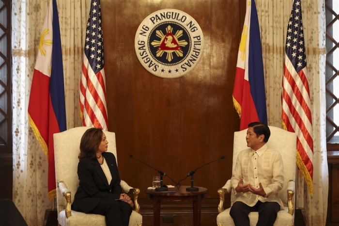 Der philippinische Präsident Ferdinand „Bongbong“ Marcos (r.) begrüßt die US-Vizepräsidentin Kamala Harris (l.) während eines Treffens im Präsidentenpalast Malakanang in Manila, Philippinen, 21. November 2022. Foto: epa-efe/Eloisa Lopez