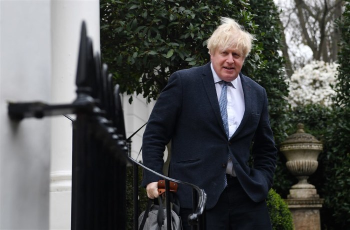 Ehemaliger britischer Premierminister Boris Johnson vor seinem Haus in London. Foto: epa/Andy Rain