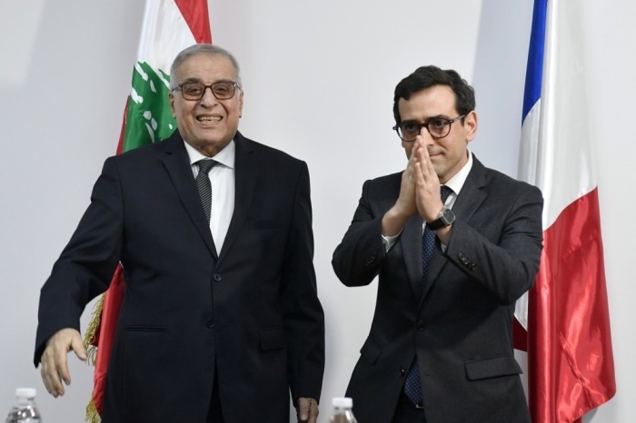 Der libanesische geschäftsführende Außenminister Abdallah Bou Habib (L) empfängt den französischen Außenminister Stephane Sejourne (R) in Beirut. Foto: epa/Wael Hamzeh