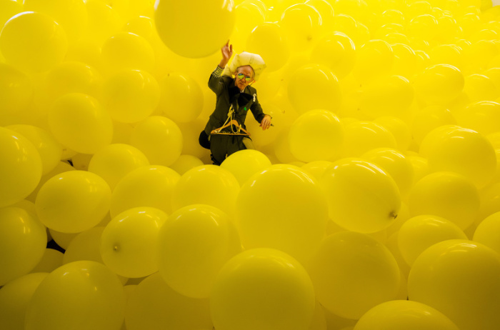 Der Künstler Martin Creed steht während eines Presserundgang zu seiner Ausstellung «I don’t know what art is» zwischen 2500 aufgeblasenen, gelben Ballons im Museum für Konkrete Kunst. Foto: Peter Kneffel/dpa