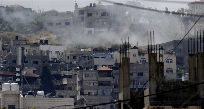 Palästinensische Kämpfer stoßen nach einem Einsatz im Flüchtlingslager Jenin nahe der Stadt Jenin im Westjordanland mit israelischen Truppen zusammen. Foto: epa/Alaa Badarneh