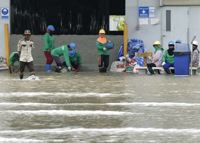 Hohe Wasserstände am Chao Phraya könnten in mehreren Bezirken Bangkoks zu Überschwemmungen führen. Archivbild: epa/Narong Sangnak