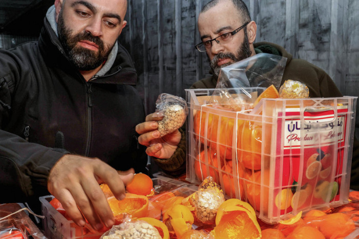 Libanesische Zollbeamte mit beschlagnahmten Captagon-Pillen, die in gefälschten Orangen zwischen einer echten Obstladung im Hafen von Beirut versteckt waren. Foto: Stringer/dpa