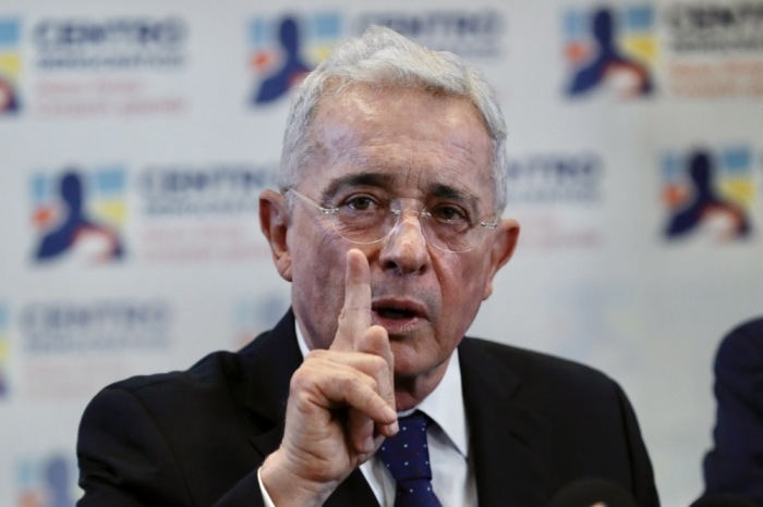 Kolumbiens Ex-Präsident Álvaro Uribe Vélez spricht in Bogotá, wo er im Zusammenhang mit dem Massaker von El Aro vor der Staatsanwaltschaft aussagte. Foto: epa/Carlos Ortega