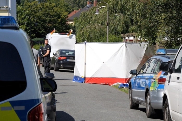 Polizeikräfte sichern den Fundort im Bremer Ortsteil Fähr-Lobbendorf nach dem gewaltsamen Tod eines Mannes und einer Frau. Foto: dpa/Hüneke