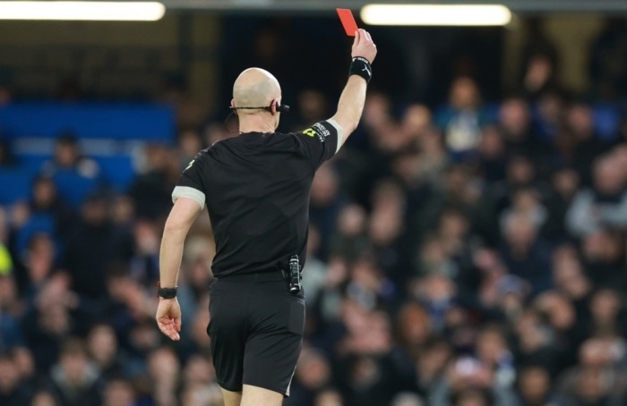 Anthony Taylor zeigt während des Premier-League-Spiels zwischen Chelsea und West Ham United die Rote Karte. Foto: EPA/Neil Hall