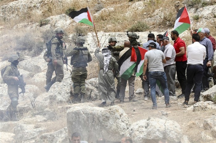 Im Westjordanland kommt es weiterhin zu Zusammenstößen zwischen palästinensischen Demonstranten und israelischen Soldaten. Foto: epa/Alaa Badarneh