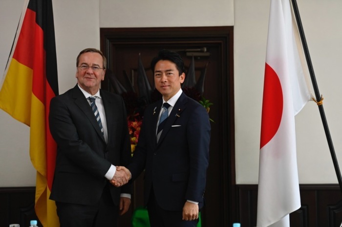 Treffen der Verteidigungsminister Japans und Deutschlands. Foto: epa/David Mareuil