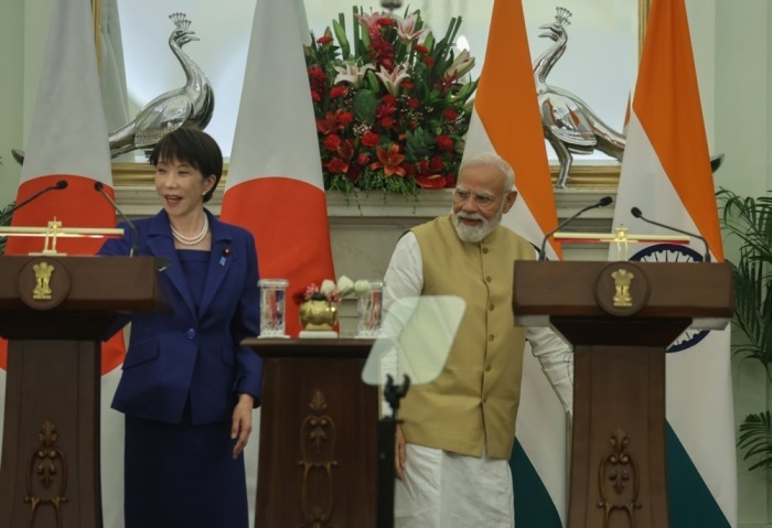Narendra Modi und Sanae Takaichi nach ihrer gemeinsamen Presseerklärung in Neu-Delhi. Foto: EPA/Rajat Gupta