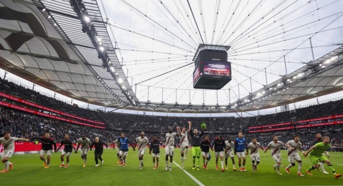 Leverkusens Spieler feiern den Sieg im Fußball-Bundesligaspiel zwischen Eintracht Frankfurt und Bayer Leverkusen in Dortmund. Foto: epa/Christopher Neundorf