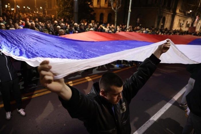 Während einer Demonstration in Belgrad tragen Demonstranten eine riesige serbische Flagge. Foto: epa/Andrej Cukic
