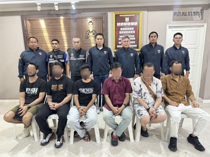 Die Einwanderungspolizei von Chonburi präsentierte die sechs festgenommenen Verdächtigen nach Abschluss der Operation. Bild: TMN.TV