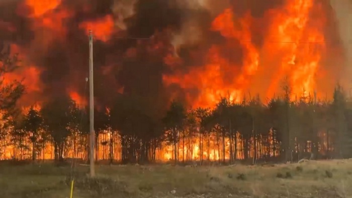 Ein gewaltiges Feuer breitet sich nordwestlich der Stadt The Pas in Manitoba aus – Tausende wurden evakuiert, der Notstand wurde ausgerufen. Foto: epa/Government Of Manitoba