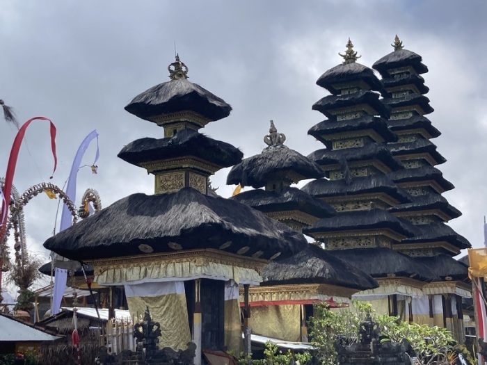Ein Tempel auf Bali mit pagodenartig gestaffelten Dächern. Bali ist die einzige Insel Indonesiens, die überwiegend hinduistisch geprägt ist. Foto: Carola Frentzen/dpa