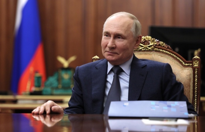 Präsident Wladimir Putin lächelt während eines Treffens mit dem Vorstandsvorsitzenden der VTB Bank, Andrej Kostin, im Kreml in Moskau. Foto: epa/Mikhael Klimentyev