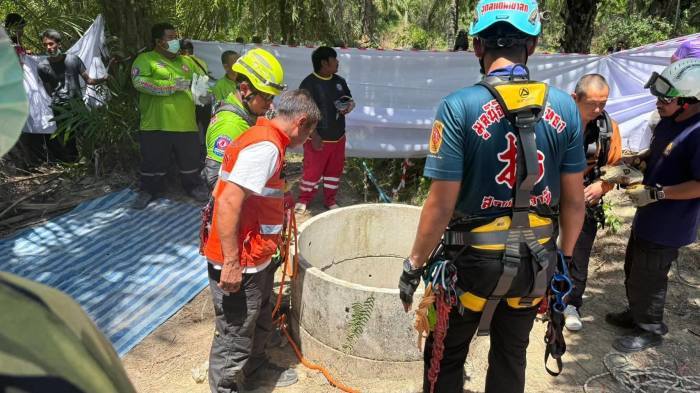Rettungskräfte bereiten den Einsatz an einem rund sechs Meter tiefen Brunnen in einer Palmplantage im Bezirk Khura vor. Bild: Newshawk Phuket