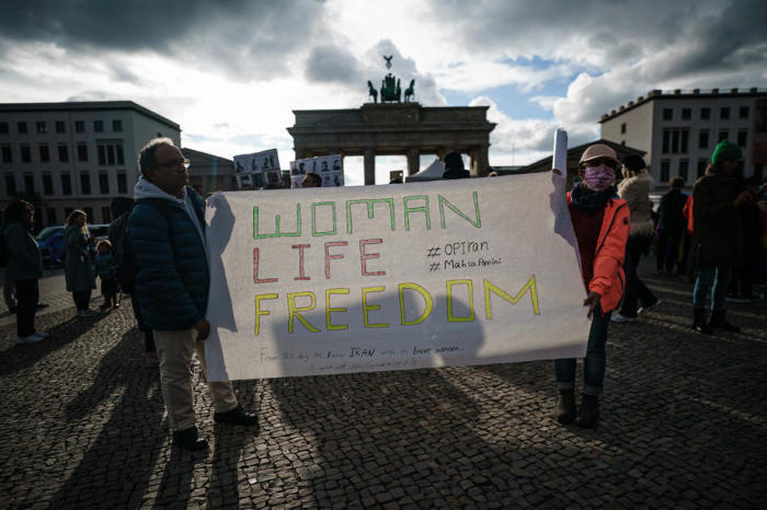 Kundgebung als Reaktion auf den Tod von Mahsa Amini in Berlin. Foto: epa/Clemens Bilan