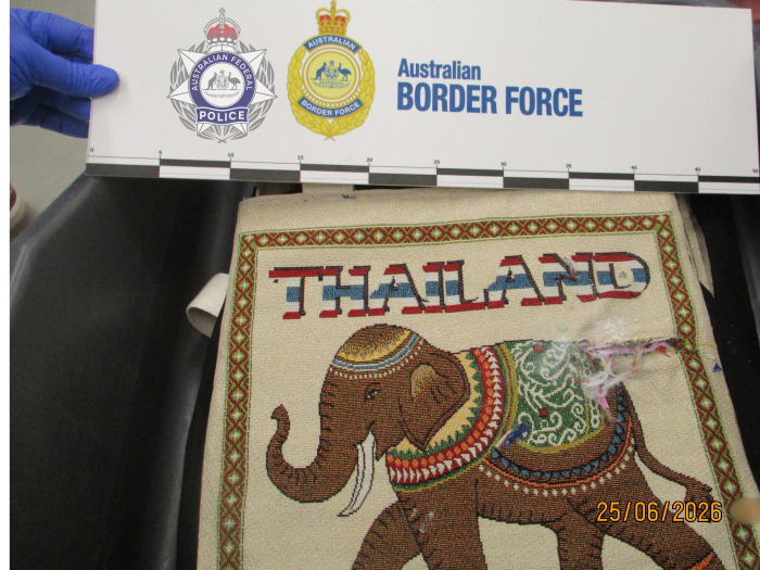 Bild 1: Bei der Kontrolle entdeckten australische Ermittler in den Innenfuttern mehrerer Stofftaschen versteckte Päckchen mit mutmaßlichem Heroin. Bild: Australian Federal Police (AFP)