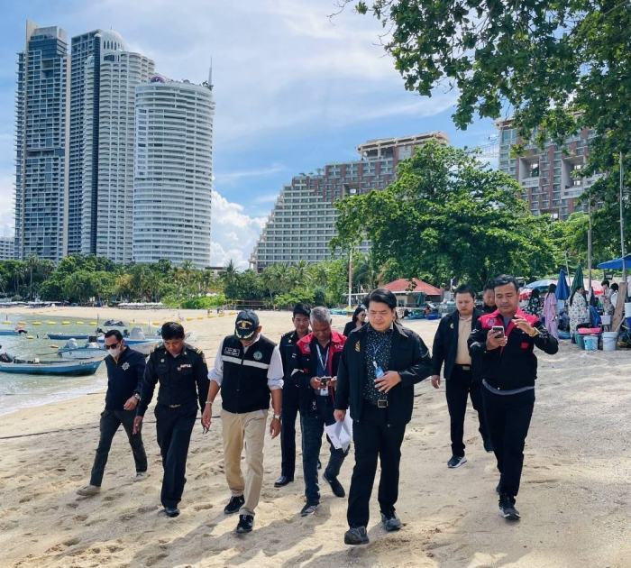 Kontrolleure der Stadt Pattaya nehmen den Wongamat Beach in der Soi 18 in Naklua unter die Lupe. Fotos: สายตรงนายกเบียร์