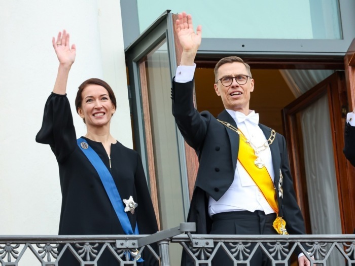 Der Präsident der Republik Finnland Alexander Stubb (R) und seine Frau Suzanne Innes-Stubb (L) grüßen die Öffentlichkeit vom Balkon des Präsidentenpalastes in Helsinki. Foto: epa/Mauri Ratilainen