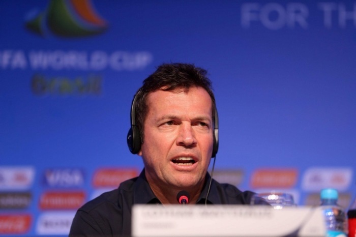 Der ehemalige deutsche Fußballnationalspieler Lothar Matthaeus mit seinem Buch 'Ganz oder gar nicht' in einer Buchhandlung in Berlin. Archivfoto: epa/Rainer Jensen