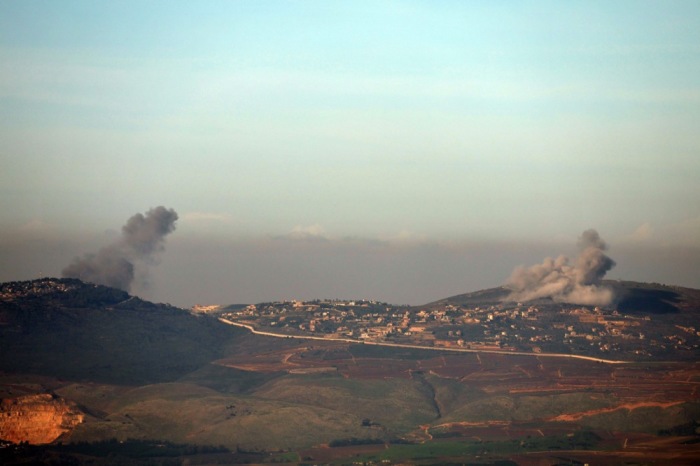 Rauchschwaden über dem südlibanesischen Dorf Odaisseh nach einem israelischen Angriff, von der israelischen Seite der Grenze aus gesehen. Foto: EPA-EFE/Atef Safadi