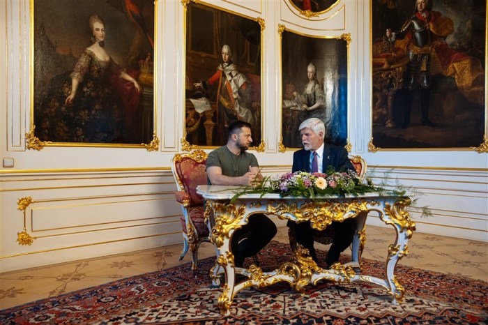 Der tschechische Präsident Petr Pavel (R) und der ukrainische Präsident Volodymyr Zelensky (L) posieren für Fotografen auf der Prager Burg in Prag. Foto: epa/Stringer
