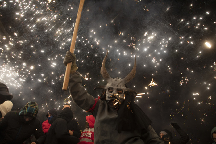 Die Tradition der Feuerteufel, die es auch auf dem Festland in Katalonien und Valencia gibt, geht Historikern zufolge sowohl auf heidnische als auch auf religiöse Ursprünge zurück. Foto: Clara Margais/dpa