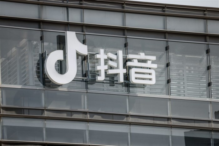 Das Douyin Logo, das chinesische Pendant zu TikTok, ist auf einem ByteDance Büro in Peking zu sehen. Foto: epa/Mark R. Cristino