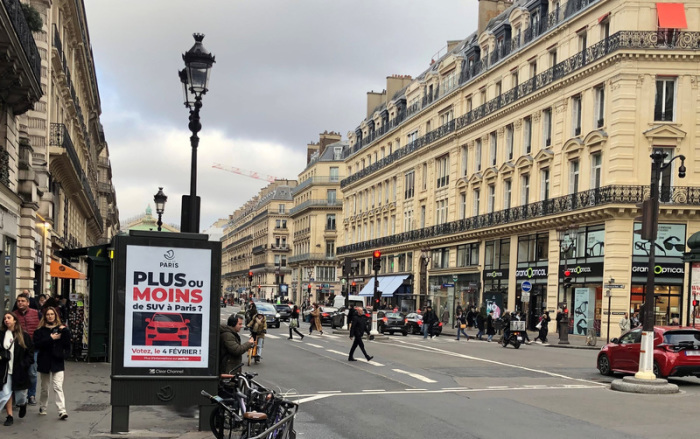 Auf einer Werbetafel informiert die Stadt Paris über eine Bürgerbefragung zu erhöhten Parkgebühren für SUV. Foto: Michael Evers/dpa