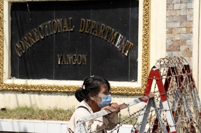 Eine Frau wartet vor den Toren des Insein-Gefängnisses in Yangon auf die Freilassung begnadigter Häftlinge. Foto: epa/Stringer