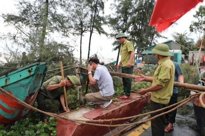 ChatGPT said: Menschen sichern in Thanh Hoa ihre Boote an Land, während Taifun Kajiki auf Vietnams Küste zusteuert und Evakuierungen vorbereitet werden. Foto: epa/Vietnam News Agency