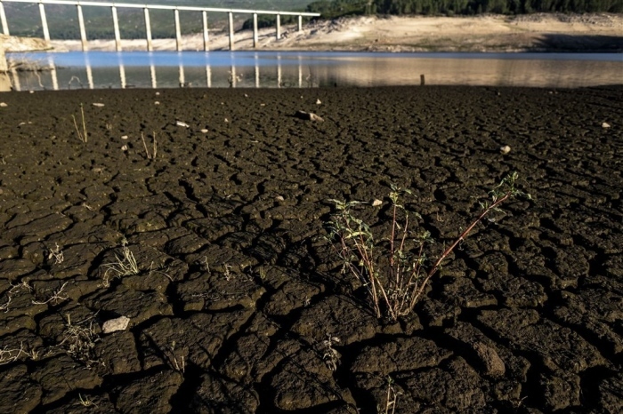 Trockenes Land, das aufgrund der Trockenheit im Lindoso-Stausee in Lobios unter Wasser stand. Foto: epa/Brais Lorenzo