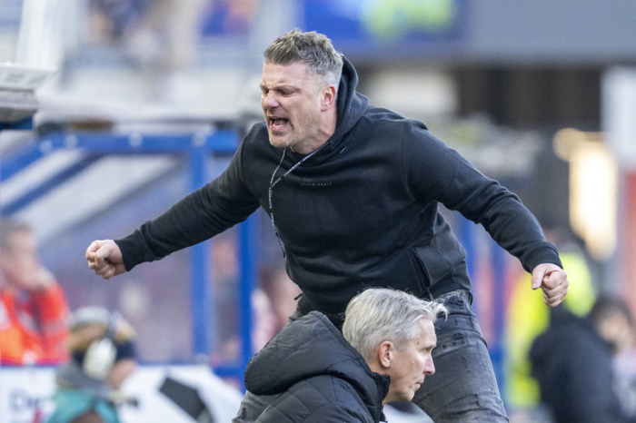 Paderborns Trainer Lukasz Kwasniok springt wütend in die Luft.. Foto: David Inderlied/dpa
