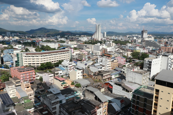 Blick über Hat Yai: Einen Monat nach den Überschwemmungen ist der Wiederaufbau sichtbar, doch viele Betriebe kämpfen weiter um ihre wirtschaftliche Erholung. Foto: Somruedee/Adobe Stock