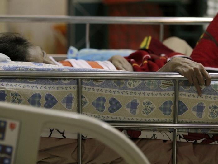 HIV-Patienten am Wat Phra Bat Nam Phu in Lop Buri werden nach dem Spendenstopp in staatliche Pflege verlegt. Foto: epa/Narong Sangnak