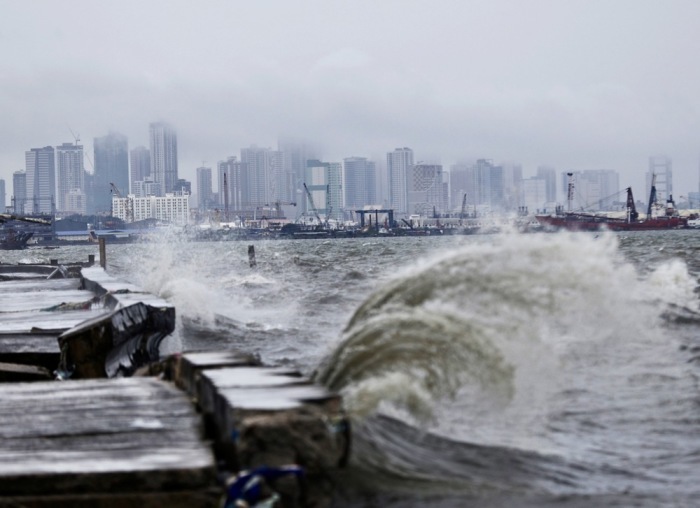 Heftige Wellen beschädigen einen Deich in Navotas – Tropensturm Co-May hat in Luzon schwere Zerstörungen hinterlassen. Foto: epa/Francis R. Malasig